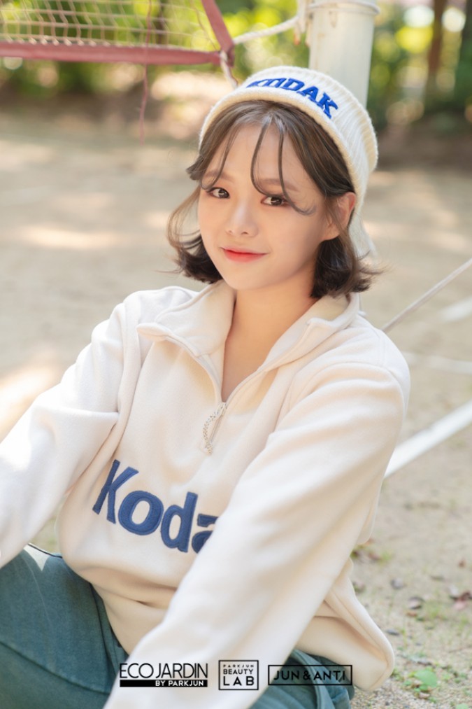 약간의 j컬로 비니를 썼을 때 더 귀여운 얼굴 라인으로 보이기 위해 앞머리 포인트를 준 과하지 않은 컬의 헤어스타일