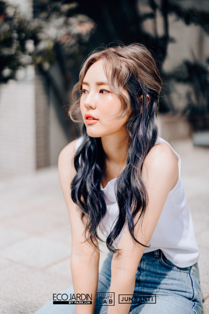 출근의 활동성을 고려해서 집게핀으로 가볍게 스타일링하고 염색에 제약이 있는 직장인들도 분위기 전환을 할 수 있는 투톤 헤어스타일