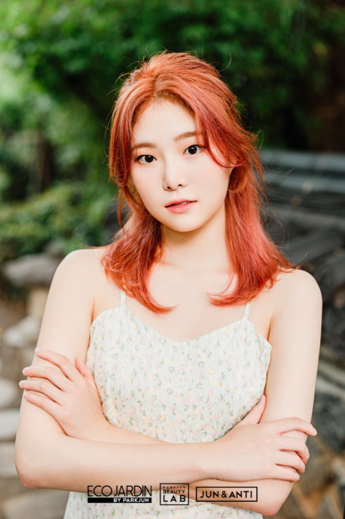 집게핀을 이용해 반묶음을 해 데이트와 어울리는 발랄한 분위기를 연출한 헤어스타일