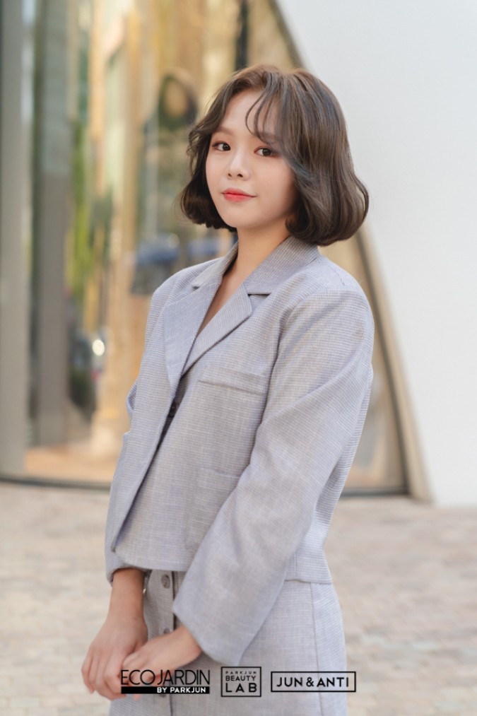 물결 웨이브로 귀엽고 세련된 느낌을 주고 부분 하이라이트로 컬러감을 돋보이게 하고 앞머리 볼륨을 물결펌에 어우러지게 넣어준 헤어스타일