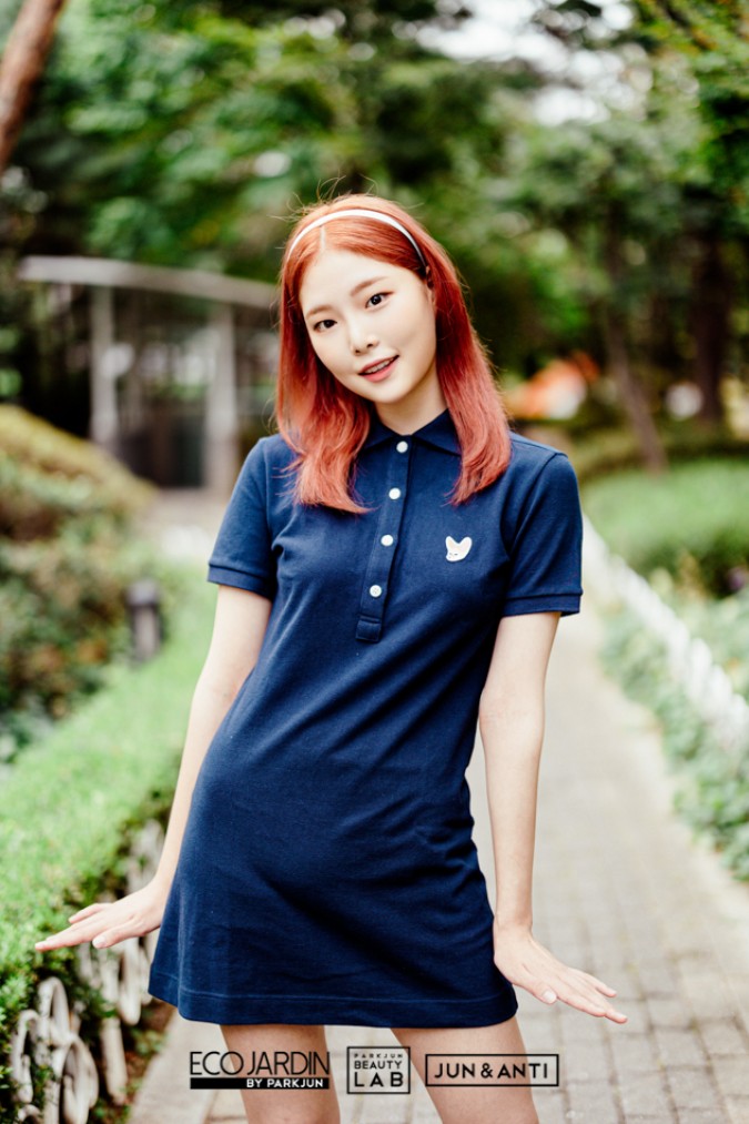 깔끔하고 단정한 이미지를 위해 생머리에 머리띠를 이용해 스타일링하고 코랄 핑크 컬러가 피부톤을 더 화사하게 밝혀주는 헤어스타일