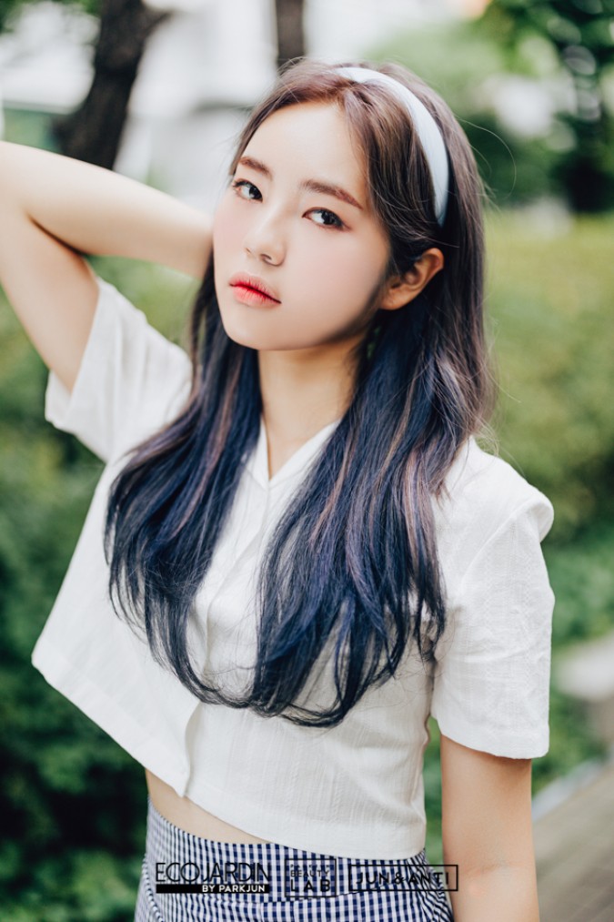 활동적인 스포츠 상황에 맞게 자연스러운 C컬 펌을 주어 레이어드컷의 형태로 풍성한 헤어스타일