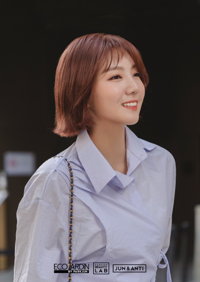 원렝스 단발의 무거운 느낌을 질감 처리와 태슬펌으로 가벼운 느낌을 주고 시스루 앞머리 포인트로 러블리함을 강조해 주는 헤어스타일
